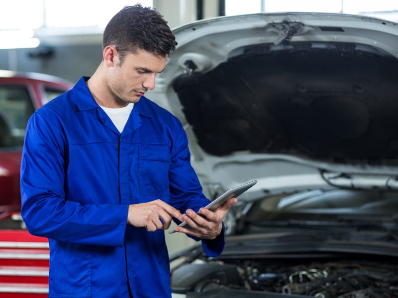 mechanic-using-digital-tablet